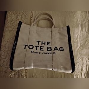🖤 The Tote Bag